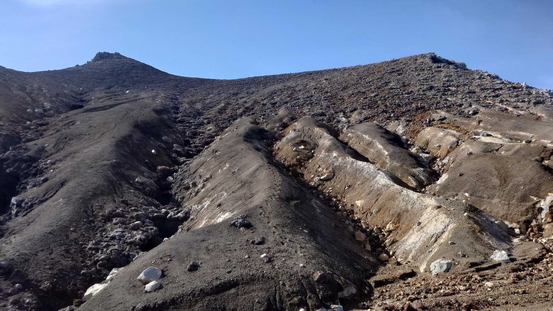 ラスボス降臨✨️
中央の尾根から登ったであろう足跡発見
登山道が分からなかったのかな？
危ない危ない⚠️