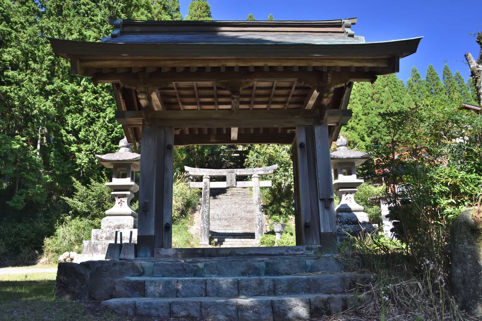 宝八幡宮の神門からスタート