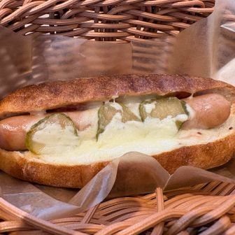 🌭👍👍
黒い食パンを2人で5斤買ってった人達がいて下山後に買おうと思ってたけど売り切れちゃうかな〜とお店の人に聞いたらなんと、お支払い済ませたらお取り置きokとのこと🙌
🌭も美味しくて他にも魅力的なパンがたくさん。