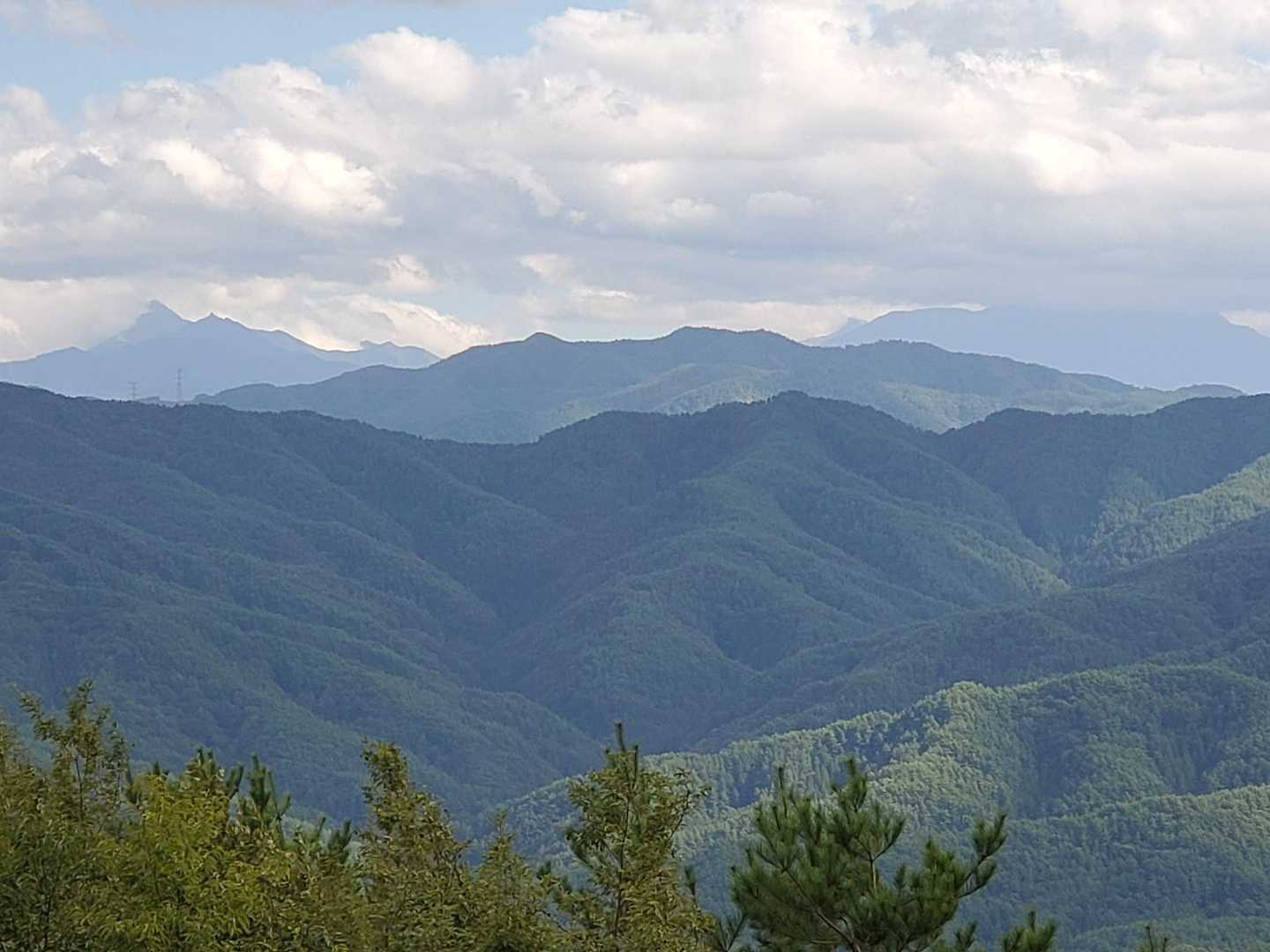 左奥には半分雲に隠れた甲斐駒ヶ岳が、そして中央やや右側には裾の一部しか見えませんが、北岳が見えます。