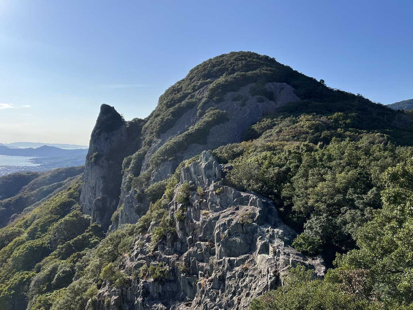 岩尾根の端から望む親指岳✨