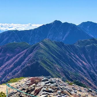 　　　　　檜尾岳
手前の稜線のお山で左の白っぽいのは檜尾避難小屋です。