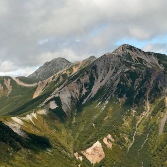 ドンと見えているのが鷲羽岳、左奥が水晶岳と教えて頂きました