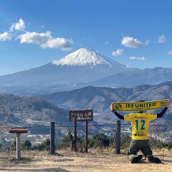 撮ってもらった　推しユニ着て富士山撮れた〜