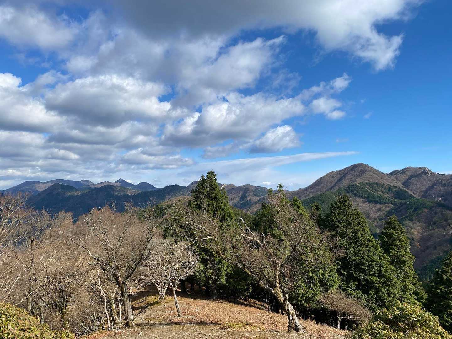 鈴鹿の山々を背に