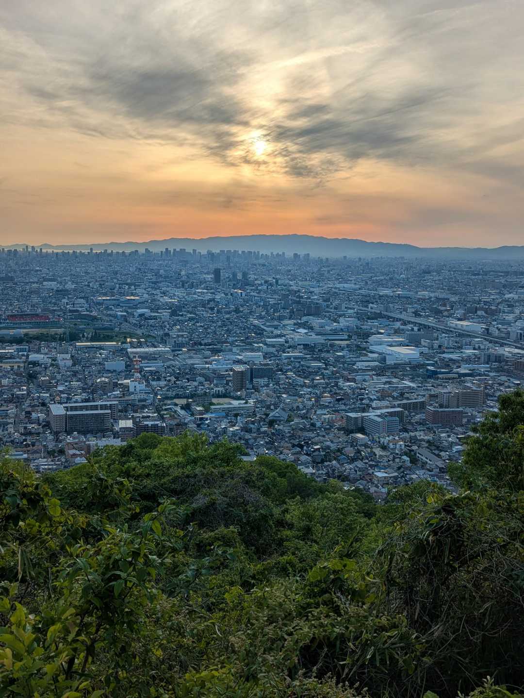 夕暮🌇まで時間がありますが、ぼーとして過ごします☺️キレイな夕暮に浮かび上がる六甲山地⛰️