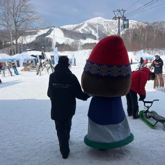 ニポは1人では歩けない
視野が狭いからね😅