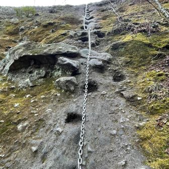 ニョエェェェーーー💦💦💦‼️

嫌がらせで設けたとしか思えない鎖場😓
それでもなぜか行くしかない❗️と思ってしまう。。
ほぼ変態の域に達しつつあるokの意識😅💦
