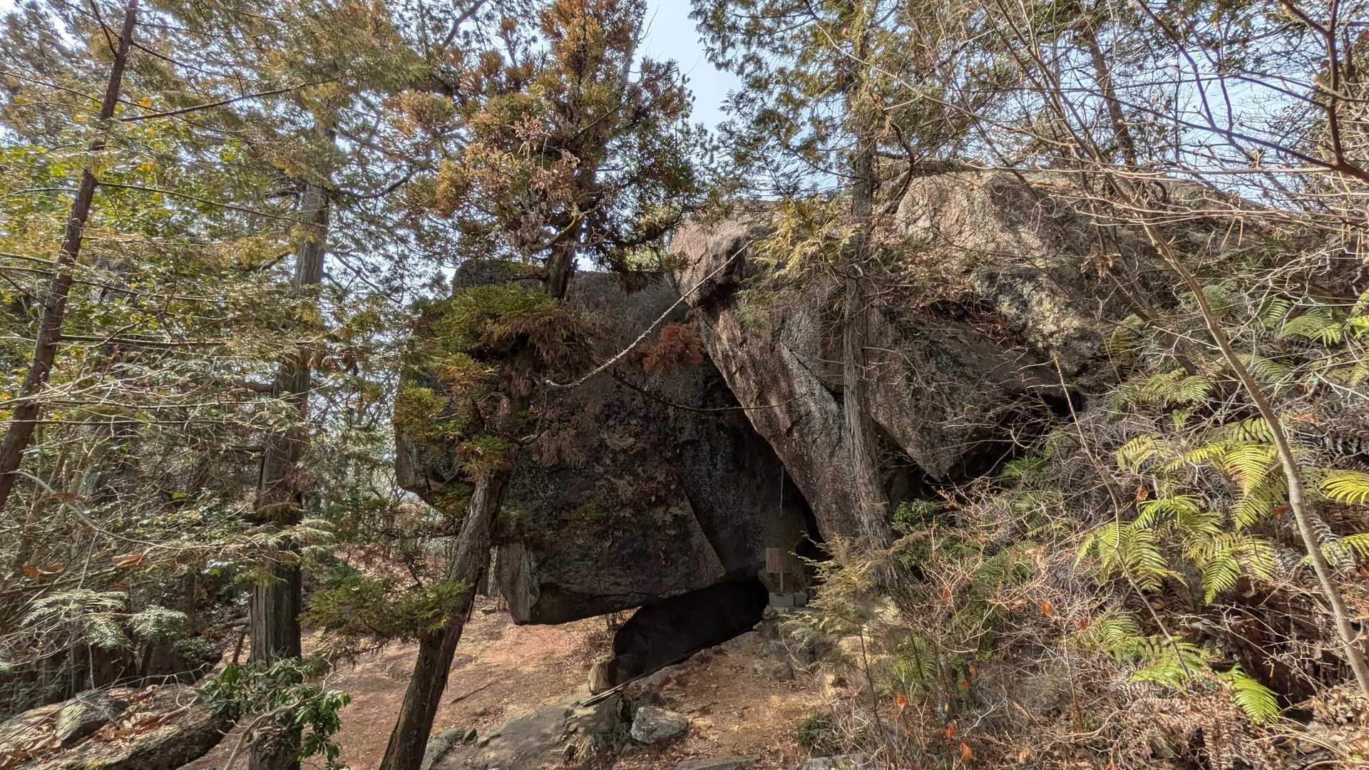 観音山山頂のすぐ下に、デカイ岩が重なりあっています😮