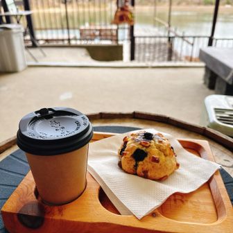 初めて食べた
Re-encounterのスコーン
ほかほかで美味しい😋
ホットオレンジも🍊