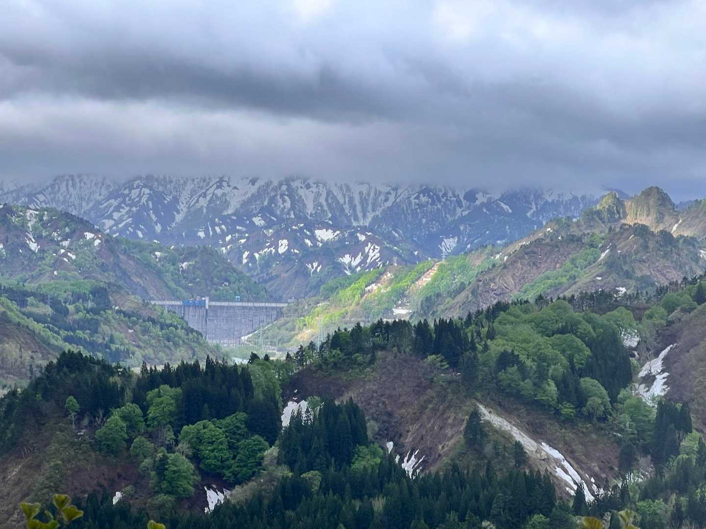 少し高度上がると、只見ダムと雲に覆われたゼブラの山々が見えます😍