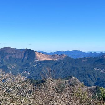 近くに曽爾高原が見えている