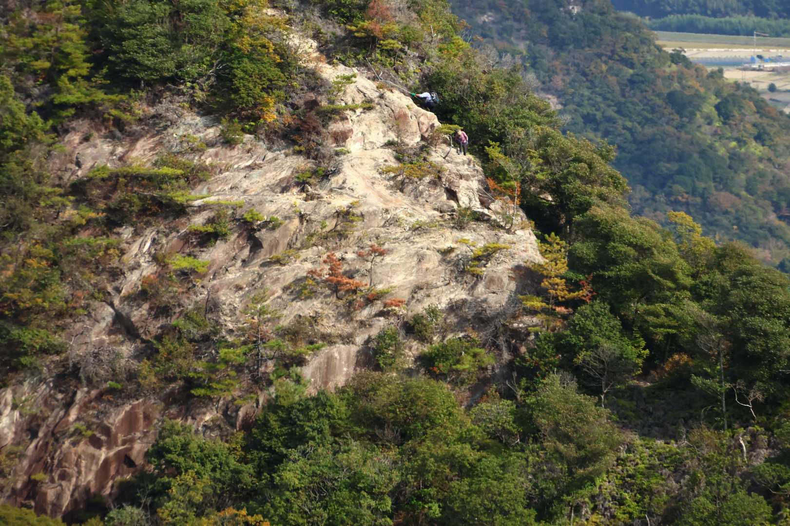塔の岡コースに下山中の人が見える