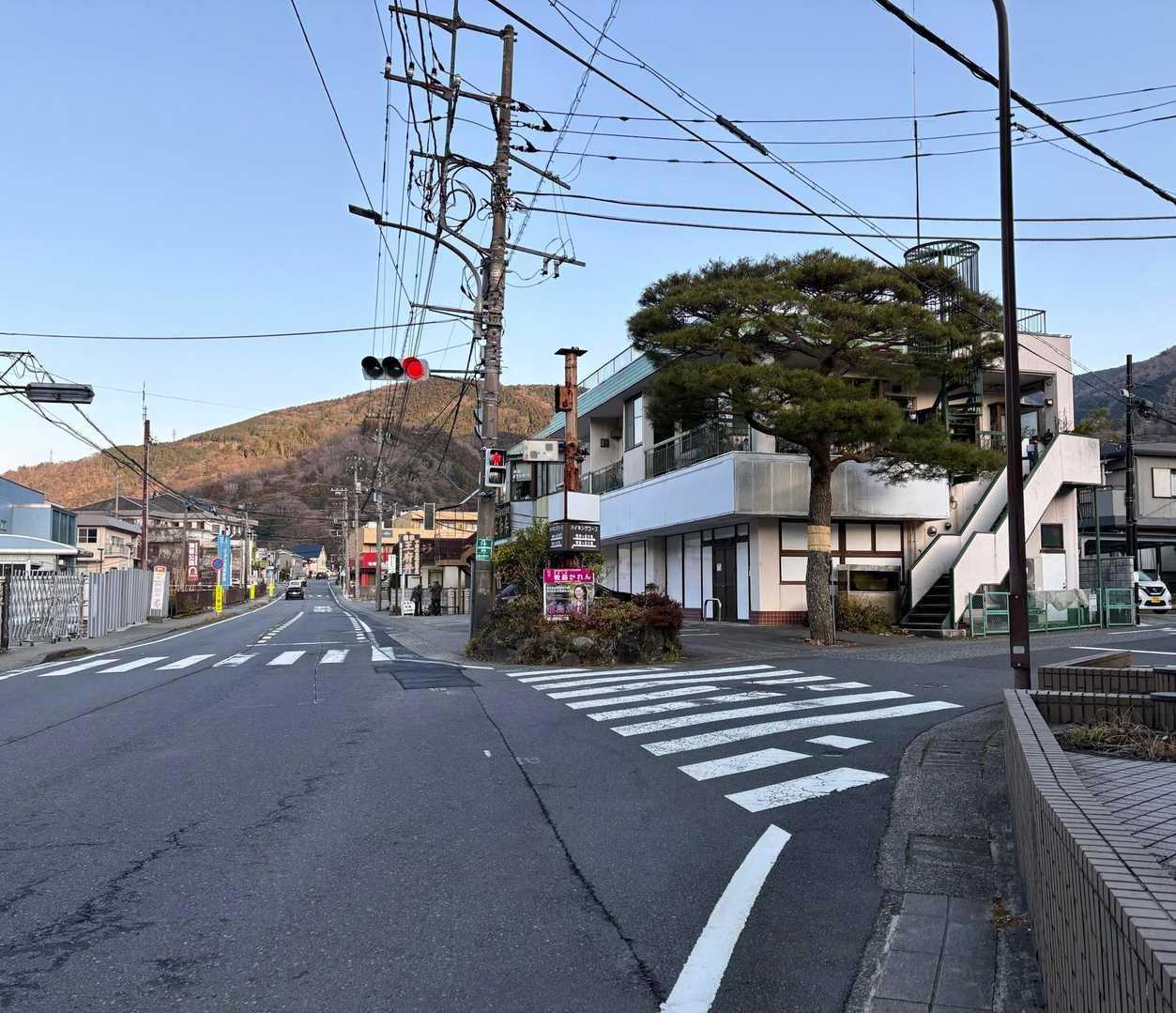 宮城野橋を渡り､ついでに横断歩道を渡り､ここ宮城野交差点を右折して道なりデス！

道なりに進んだ先には､左右どっちに行っても明神ヶ岳､みたいな案内プレートがありますが､どっちに行っても大丈夫🙆

明神ヶ岳にもトイレはありませんよー

参考に､ここ宮城野交差点を右折せずに50mほど直進するとセブンイレブン箱根宮城野店があります｡
ワタクシは帰路にトイレお借りしました｡
勿論､ドリンク購入😌