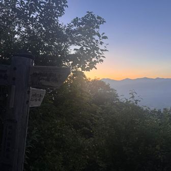 空木岳登山口にて夜が明ける