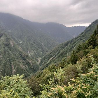 深い谷　五竜岳方面だと思うが高い山は何も見えない