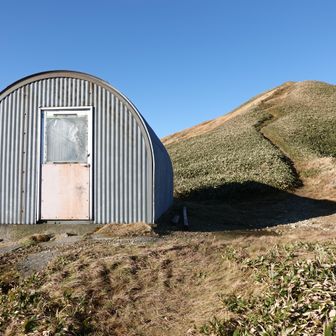 大障子避難小屋を通過します
ここに泊まって日の出や夕焼け見るのも良いなーと思います