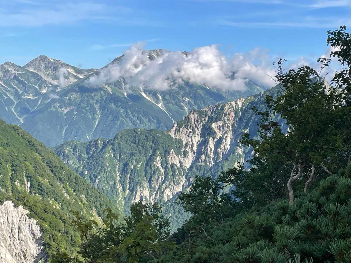 雲がかかってる立山。その後、雲が取れることはありませんでした。