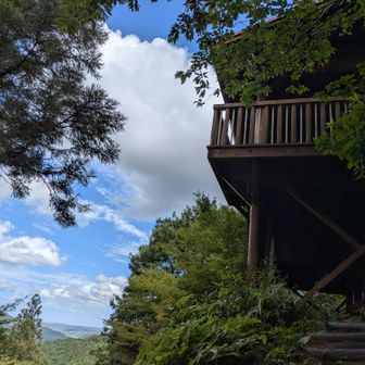東屋の下を通ります
