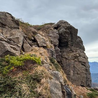 朝日岳の目印となる岩