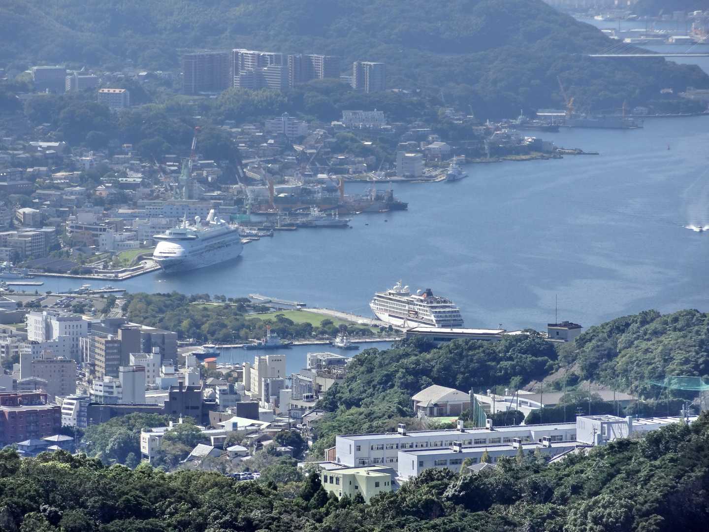 ただ、手前右の東高校校舎隣の山は茶臼岳。キリシタン化された時、ここに大きな十字架✝️を建て、キリシタン化した事を入港するポルトガル船やイエズス会へ見えやすいように建てています。茶臼岳とは、デウス（神）山と意味し、後にこの山名を茶臼（チャウス）山としたのです。豊臣秀吉の禁教令から十字架は撤去されています。この麓に二十六聖人殉教地の西坂があります。
