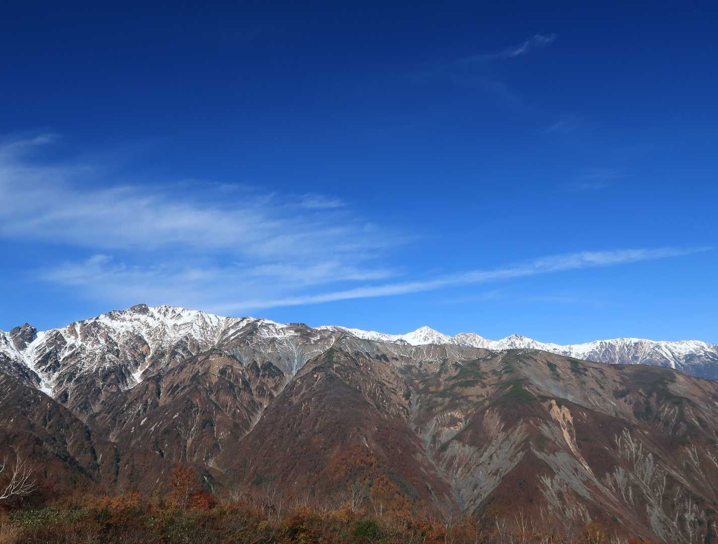 八方尾根、その奥に白馬三山😊