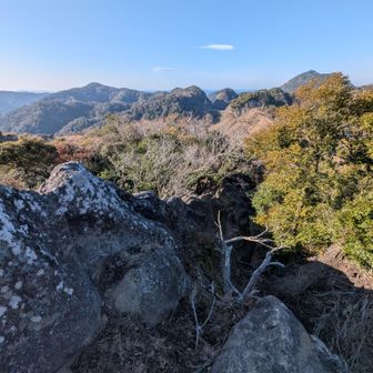 この山も岩岩