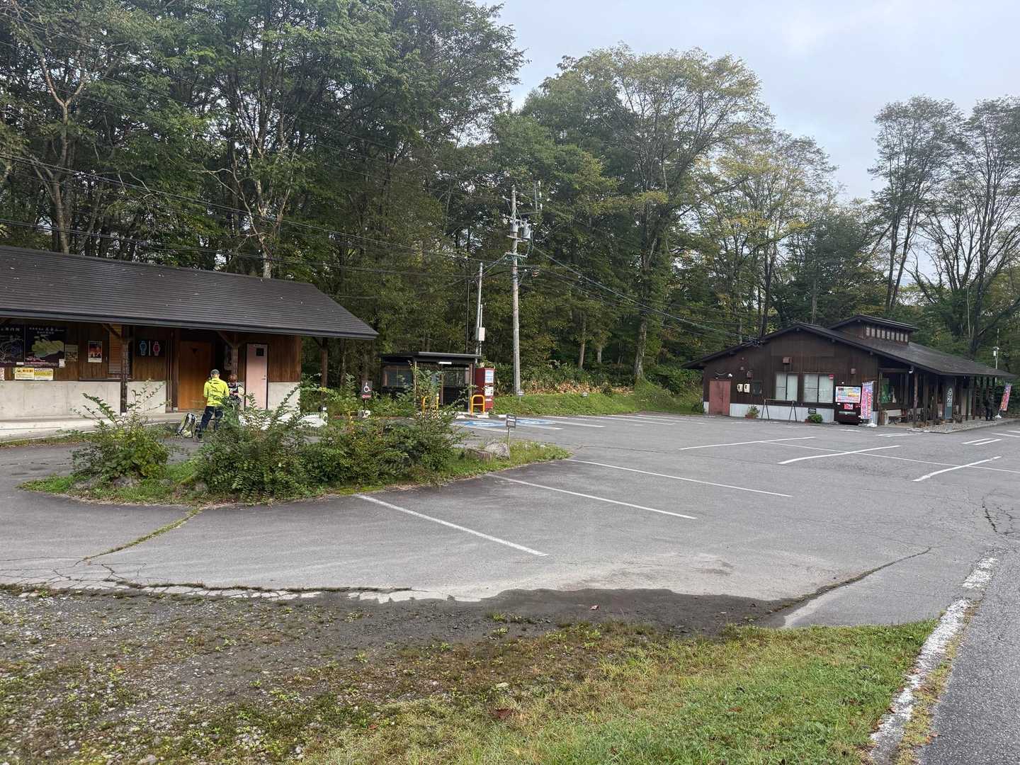 トイレ、自販機あり