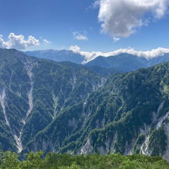 左は明日登る不動岳　奥に見えるのは薬師岳だったかなぁ