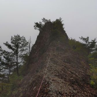 雨上がりの濡れた岩場。念のためロープをはります。