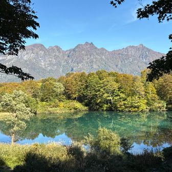 しろ池と海谷山塊