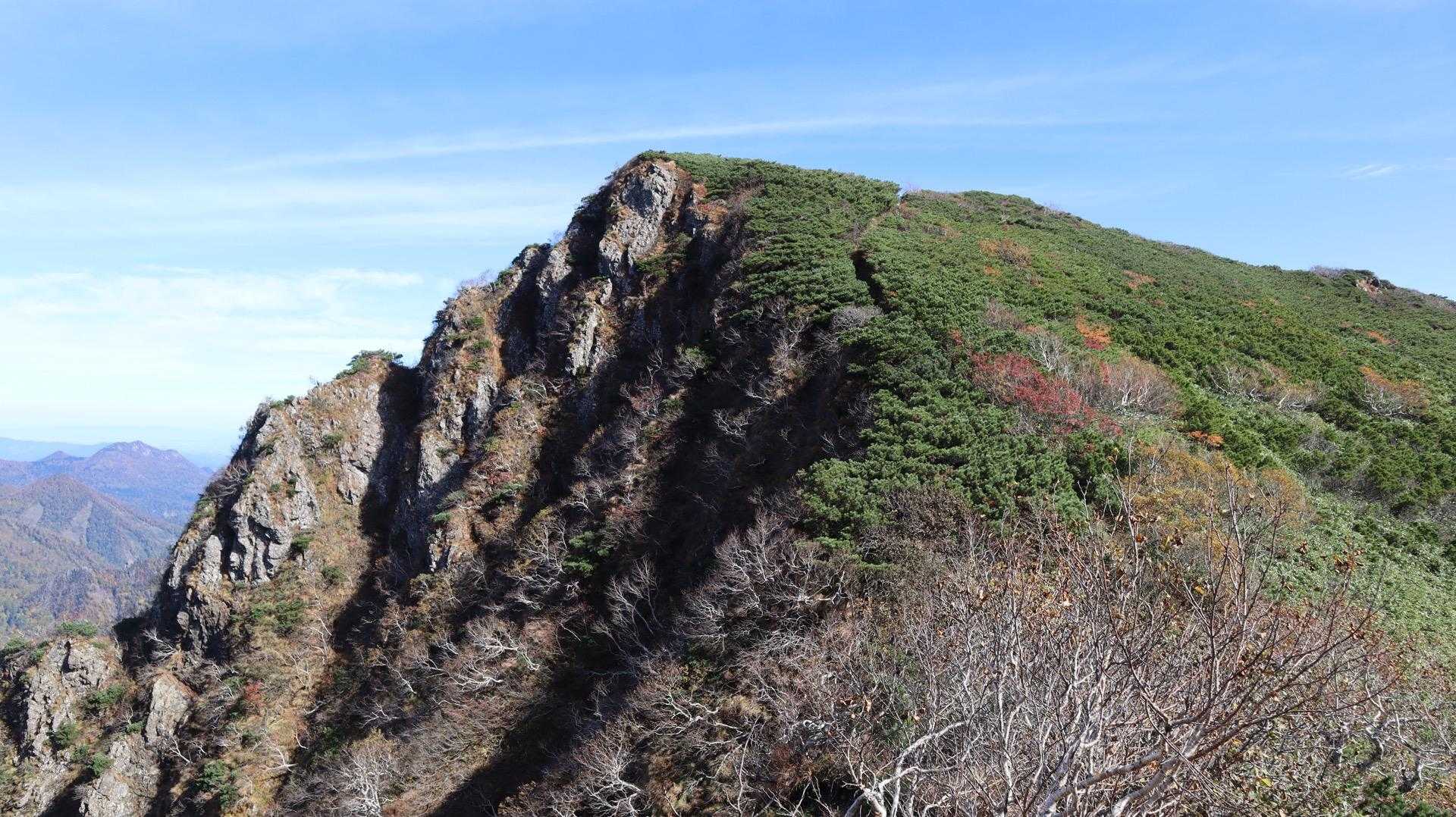 雲峰山から芦別岳へ向かう途中で振り返る
あのてっぺんがさっきアシドン見たところ