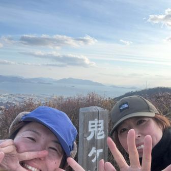 12座❣️
ここで靴も靴下も脱いで裸になり、
パンをくらいつく。
本当は2人ともアルトラ予定だったけど、
前日の雪がまだ残ってて
アルトラだと靴ベチャベチャになるから
ちゃんとした登山靴にしなさいと
前日にだいすけさんから
助言され
ちゃんとガッツリ登山靴にしたけど、
大正解❣️
ありがとうございます😊

武田山とかまだ残雪あり
アルトラだと絶対濡れてテンション下がってたので、登山靴で良かったけど、、
ロングだからか小指が少し赤かった🤏

小指ちゃんあと少しよ、
頑張れヨシヨシと
自分の小指をマッサージする。

これでリセットされたカナ？
