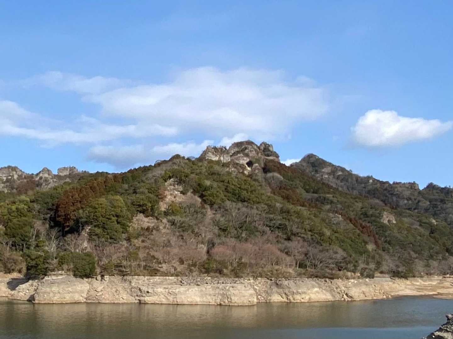 岩にぽっかり空いた穴
鬼が棲む奇岩霊窟👹