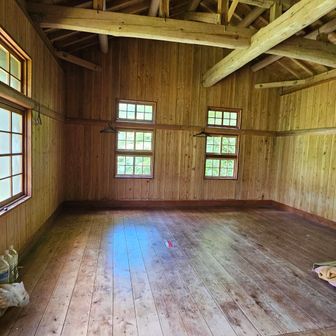 ここは広い
宴会出来る

外に出ると
大休峠にも登山者が。
女性の方。
野田ヶ山方面には行かないとのこと。正しい選択です。
このCourseで会った登山者は2人のみ。