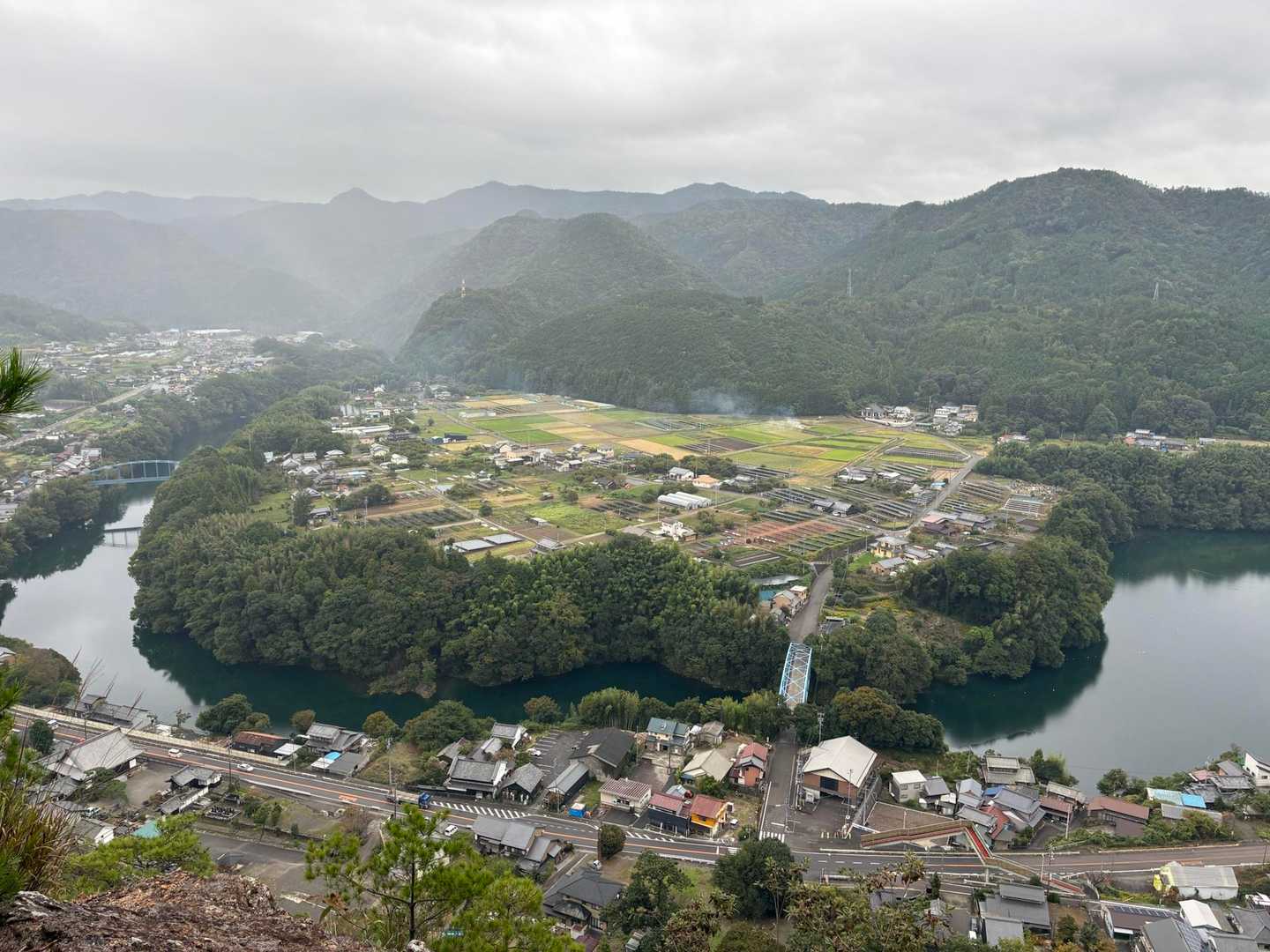 じゃ〜ん❗️ 
『岐阜のグランドキャニオン』の眺望は、ここからが１番❗️
けど、あの雄大な本家本元の「グランドキャニオン」と一緒にしたら、本物に失礼か … 🙄
『岐阜のグランドキャニオン』改め、『岐阜のあらぎ島』改め、『岐阜の Petty Canyon』か❓🫢
日本語訳は控えさせてもらいます 😅