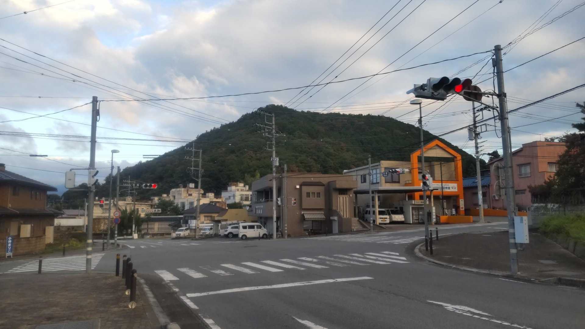 アレが目的のお山だな！
なんと厳しそうな(； ･`ω･´)