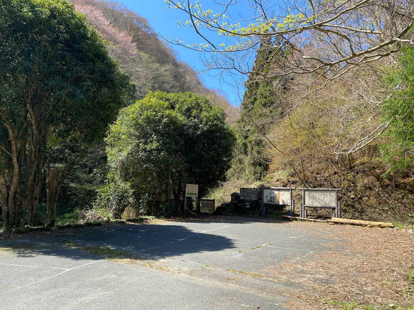 水無登山口　まだ通行止めなのか車は一台も停まっていませんでした。