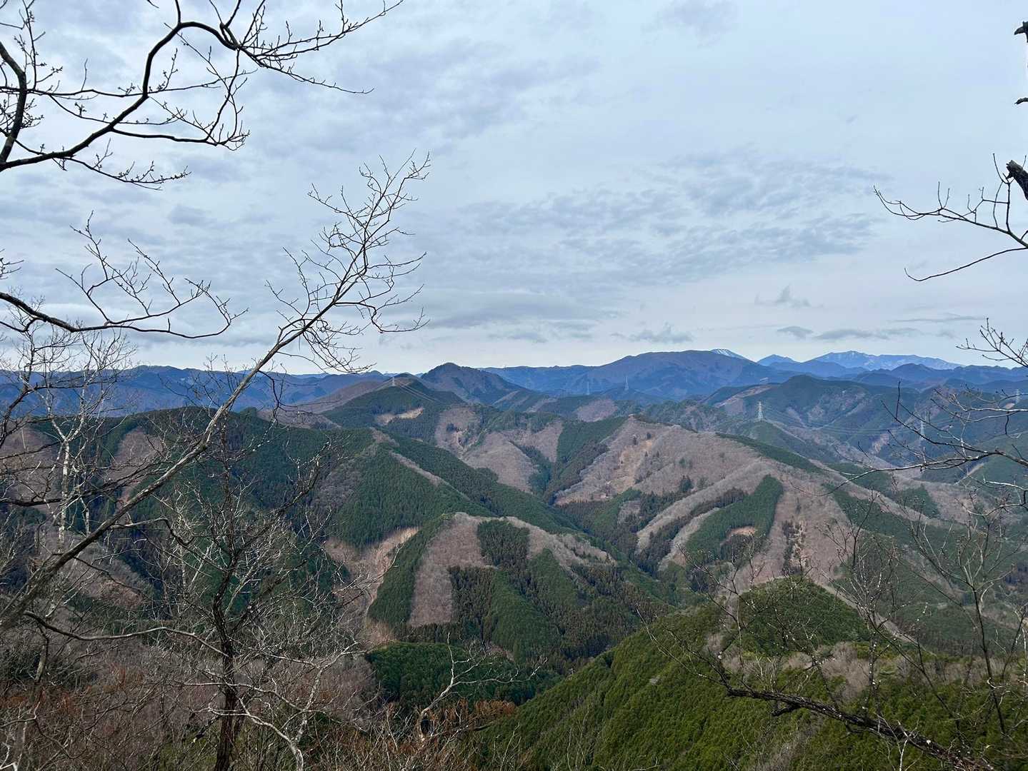 不動岳山頂は周りに木々がある為、眺望微妙
しかし‼︎雷電山を目指した先に
👀絶景スポットあり♪