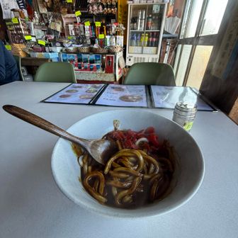 カレーうどんいただきました。
下にご飯が入ってて最後はカレーライスになる仕組みです😋