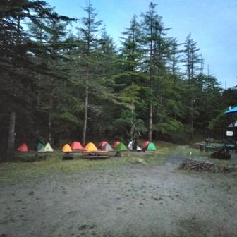 笠取小屋と山の会のソロテント村