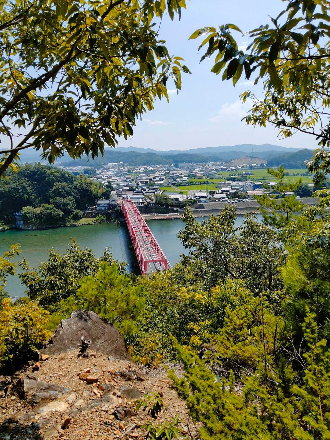 赤い橋を渡ってコチラのお山に
