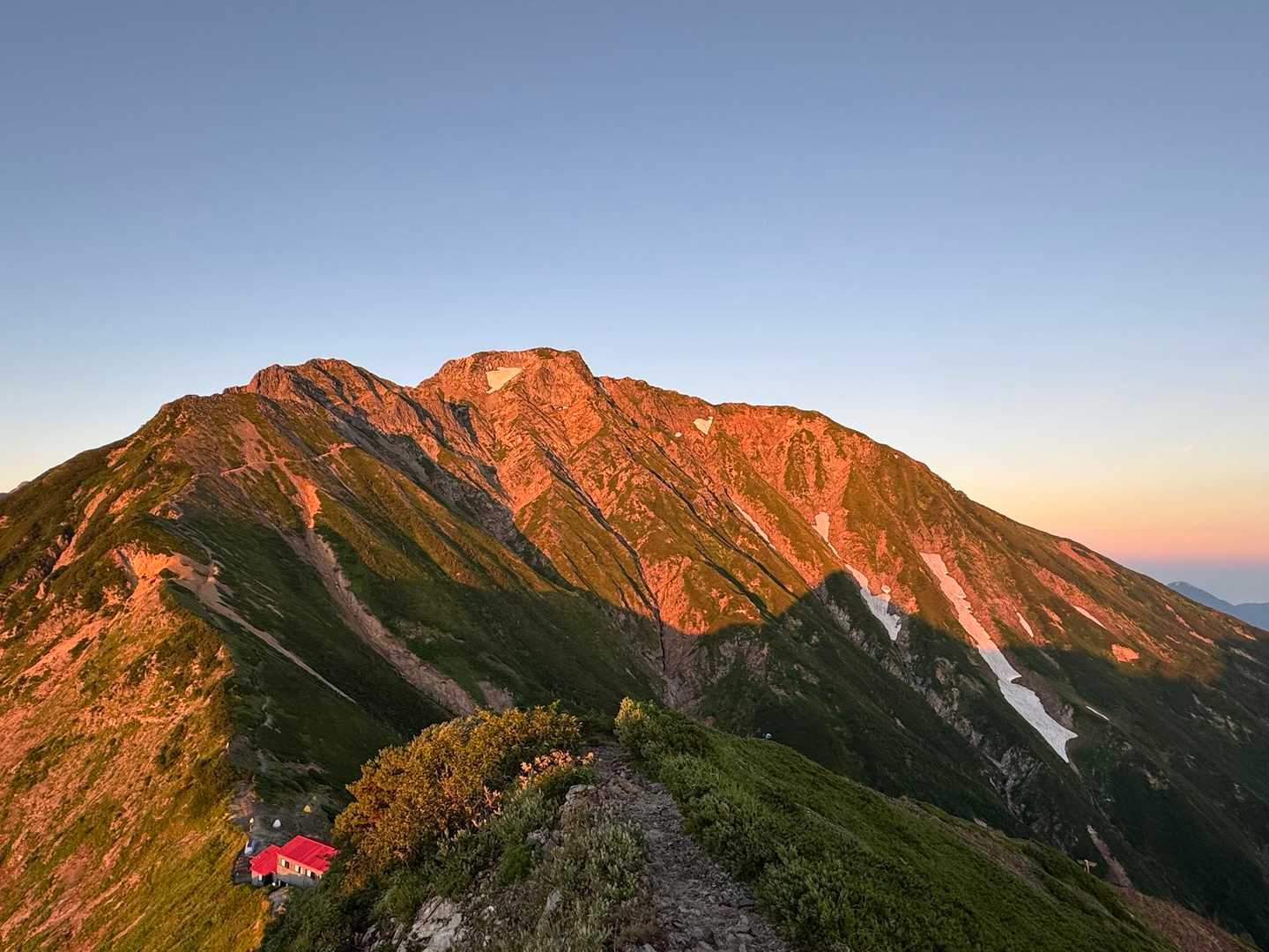 後立山連峰への人気ルート・八方尾根と遠見尾根を歩く展望自慢の縦走路の写真