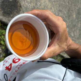 称名エイド到着。そうめんがあったけど、レース中は小麦抜いてるので食べま、、せん！

靴を変えてる間に、そうめんの麺抜き(笑)をもらってきてくれた。これとおにぎりの組み合わせが最高だった！！ありがとう。
