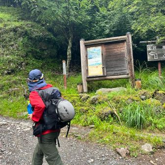 林道入ってすぐ、スタックしている車に遭遇。
何とか脱出した様子を見守ったあと、四駆の私もスタック🤣そな事もありながら、無事スタート出来ました。
駐車場はやまのこ村で事前予約＆支払い済みで安心🤗