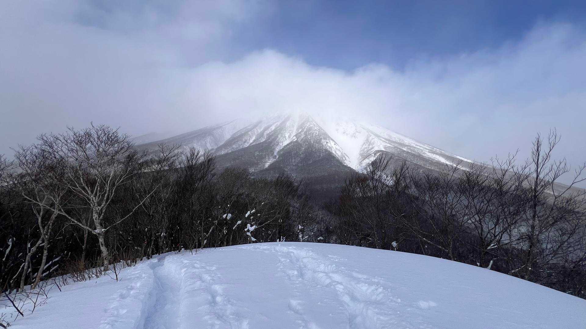 内陸は雪降りが続いて岩手山を眺められる日がなかった気がしていたので、雲は掛かっているが久しぶりに岩手山を眺めた気がします
良い🏔️ですね！