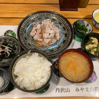 丹澤山のみやま山荘の夕食。豚しゃぶ、副菜、味噌汁美味しかった。