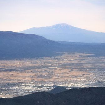 三宝荒神山から鳥海山。