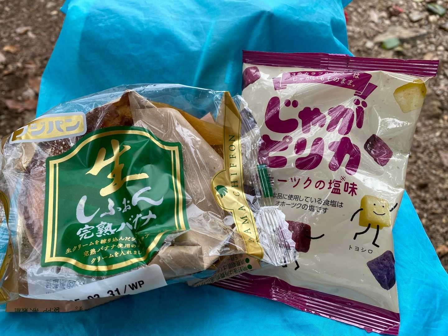 朝寄ったコンビニ新商品と会社にあった北海道お土産で軽食☕️