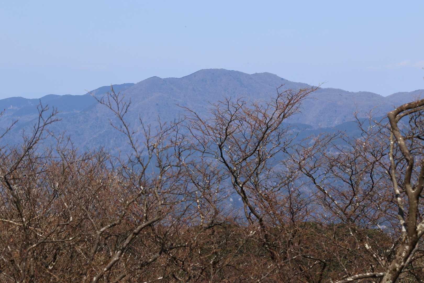 笙ヶ岳
養老山地最高峰
こちら側から眺めると独立峰のように見える